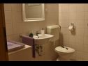 Апартаменты Frama - 3 apartments: A1 Maslina (2), A2 More (2+2), A3 Lavanda (2+2) Бол - Остров Брач  - Апартамент - A3 Lavanda (2+2): ванная комната с туалетом