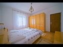 Апартаменты Pavo - 80 m from beach: A1(5) Постира - Остров Брач  - Апартамент - A1(5): спальная комната