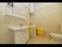 Апартаменты Brane - Economy Apartments: A1(4), A2(2) Постира - Остров Брач  - Апартамент - A2(2): ванная комната с туалетом