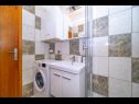 Апартаменты Zoran - 30 m from beach: A1(4) Постира - Остров Брач  - Апартамент - A1(4): ванная комната с туалетом
