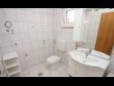 Апартаменты Slav - free barbecue: A1(4) Супетар - Остров Брач  - Апартамент - A1(4): ванная комната с туалетом