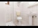 Апартаменты Adel - 70 m from beach: A1(4), A2(3+2), SA3(2), A4(4+2) Супетар - Остров Брач  - Апартамент - A2(3+2): ванная комната с туалетом