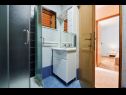 Апартаменты Antonia - 270m to sea: A4 Green(2+2), SA2 Silver(2), A1Blue(2), SA3 Gold(2) Мастринка - Остров Чиово  - Апартамент - A1Blue(2): ванная комната с туалетом