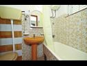 Апартаменты Hazi 1 - 150m from sea: A1 Trogir(4+2), A2 Mastrinka(4+2) Мастринка - Остров Чиово  - Апартамент - A2 Mastrinka(4+2): ванная комната с туалетом