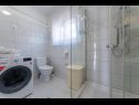 Апартаменты Nick - jacuzzi & seaview: A1(4+1) Мастринка - Остров Чиово  - Апартамент - A1(4+1): ванная комната с туалетом