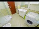 Апартаменты Ljuba - nice garden: A2(4+1) Plavi, A4(8+1), A1(2+2) Округ Горни - Остров Чиово  - Апартамент - A4(8+1): ванная комната с туалетом