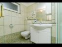 Апартаменты Ljuba - nice garden: A2(4+1) Plavi, A4(8+1), A1(2+2) Округ Горни - Остров Чиово  - Апартамент - A1(2+2): ванная комната с туалетом