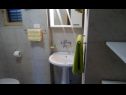 Апартаменты Griv - close to the sea: A1(4), SA3(2), A2(2) Валун - Остров Црес  - Апартамент - A1(4): ванная комната с туалетом