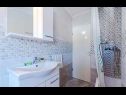 Апартаменты Niks - terrace & sea view: A1(4), A2(2) Вела Лука - Остров Корчула  - Апартамент - A1(4): ванная комната с туалетом