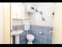 Апартаменты Niks - terrace & sea view: A1(4), A2(2) Вела Лука - Остров Корчула  - Апартамент - A2(2): ванная комната с туалетом