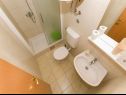 Апартаменты Srzi 1 - 200 m from sea: A4(2+2), A5(4) Макарска - Ривьера Макарска  - Апартамент - A5(4): ванная комната с туалетом
