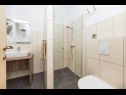 Апартаменты Dolo - in centre: A1(5), A2(5) Макарска - Ривьера Макарска  - Апартамент - A2(5): ванная комната с туалетом