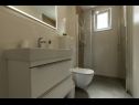 Апартаменты Mario - with terace: A1(2+2), A2(4), A3(2+2) Макарска - Ривьера Макарска  - Апартамент - A1(2+2): ванная комната с туалетом