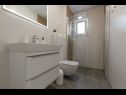Апартаменты Mario - with terace: A1(2+2), A2(4), A3(2+2) Макарска - Ривьера Макарска  - Апартамент - A3(2+2): ванная комната с туалетом