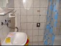 Апартаменты Dragan - Economy Apartments: A1 Veci (4+1), A2 Manji (4+1) Йезера - Остров Муртер  - Апартамент - A2 Manji (4+1): ванная комната с туалетом