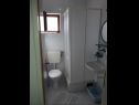 Апартаменты Jadranko - 150 m from sea: A1 plavi(2+1), A2 smeđi(2) Йезера - Остров Муртер  - Апартамент - A1 plavi(2+1): ванная комната с туалетом