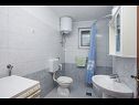 Апартаменты Petar - free parking A1(3+1), A2(5) Дуги Рат - Ривьера Омиш  - Апартамент - A2(5): ванная комната с туалетом