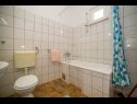 Апартаменты Saga - with swimming pool A2(2+1), A3(6+1) Локва Рогозница - Ривьера Омиш  - Апартамент - A2(2+1): ванная комната с туалетом