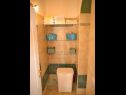 Апартаменты Nasta - 10 m from beach: A1(2+2), SA2(2), SA3(2) Омиш - Ривьера Омиш  - Апартамент - A1(2+2): ванная комната с туалетом