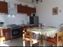 Апартаменты Jugana - with pool : A1 donji(4), A2 gornji(4) Сумпетар - Ривьера Омиш  - Апартамент - A1 donji(4): кухня и столовая