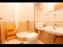 Апартаменты Boris - 150 m from beach: A7(2+1), A6(2+1), A4(2+2), A8(3+1), A5(4+1) Новалья - Остров Паг  - Апартамент - A4(2+2): ванная комната с туалетом