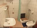 Апартаменты Irmica - by the sea: A1(2+3), A2(2+1), SA3(2+1), SA4(2), SA5(3) Луково Шугарйе - Ривьера Сень  - Апартамент - A2(2+1): ванная комната с туалетом