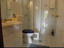Апартаменты Ana - 5 m from beach: A1 Plavi(2+2), A2 Rozi(2+2) Рибарица - Ривьера Сень  - Апартамент - A1 Plavi(2+2): ванная комната с туалетом