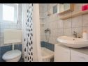 Апартаменты Marija  - 40 m from beach: A1-Plavi (2+1), A2-Crveni (2+1) Рогозница - Шибеник Ривьера  - Апартамент - A2-Crveni (2+1): ванная комната с туалетом