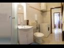 Апартаменты Ana - quiet and peaceful: A1(4+1), A2(4+1) Маслиница - Остров Шолта  - Апартамент - A1(4+1): ванная комната с туалетом