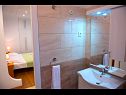 Апартаменты Robi - 50m from beach SA2(2+1), SA4(2+1), R1(2), R3(2) Подстрана - Ривьера Сплит  - Студия- апартамент - SA4(2+1): ванная комната с туалетом