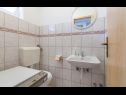 Апартаменты Vini- beautiful garden and terrase A4(4+2) Подстрана - Ривьера Сплит  - Апартамент - A4(4+2): ванная комната с туалетом