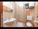 Апартаменты Vin - 40 m from sea: A1 (4+1), A2 (2+2), A3 (2+2) Сегет Доньи - Ривьера Трогир  - Апартамент - A2 (2+2): ванная комната с туалетом
