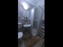 Апартаменты Žeki - 20 m from the sea: A1(3), SA2 (2) Сегет Враница - Ривьера Трогир  - Апартамент - A1(3): ванная комната с туалетом