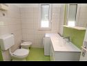 Апартаменты Laura - 20m from the sea A4(6) Трогир - Ривьера Трогир  - Апартамент - A4(6): ванная комната с туалетом