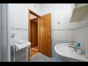 Апартаменты Ivanka - 200 m from sea: A1(4) Трогир - Ривьера Трогир  - Апартамент - A1(4): ванная комната с туалетом