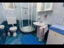Апартаменты Iva - 150m from the beach: A1(4), A3(3), SA2(2) Трогир - Ривьера Трогир  - Апартамент - A1(4): ванная комната с туалетом