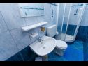 Апартаменты Iva - 150m from the beach: A1(4), A3(3), SA2(2) Трогир - Ривьера Трогир  - Апартамент - A3(3): ванная комната с туалетом