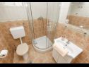 Дома дял отдыха More - garden shower: H(10+2) Винишче - Ривьера Трогир  - Хорватия - H(10+2): ванная комната с туалетом