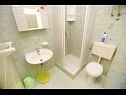 Апартаменты Vera - 150 m from sea: A1(4), SA2(2), SA3(2) Сукошан - Задар Ривьера  - Студия- апартамент - SA3(2): ванная комната с туалетом