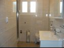 Апартаменты Let - 5 m from sea : A1(4), A4(4) Сукошан - Задар Ривьера  - Апартамент - A4(4): ванная комната с туалетом
