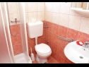 Апартаменты Vinko - big terrace and grill A5(2+1), SA6(2)Crveni, SA7(2)Plavi Вир - Задар Ривьера  - Студия- апартамент - SA6(2)Crveni: ванная комната с туалетом