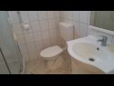 Апартаменты Vanja - terrace & BBQ A1(4+2), A2(4+1) Вир - Задар Ривьера  - Апартамент - A1(4+2): ванная комната с туалетом