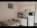 Апартаменты Snjeza - 80 m from beach: A1 Studio (4), A2 Apartman (2+2) Вир - Задар Ривьера  - Апартамент - A1 Studio (4): кухня и столовая