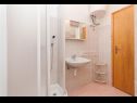 Апартаменты Zri - low-cost and spacious: A1(6+2) Биоград - Ривьера Биоград  - Апартамент - A1(6+2): ванная комната с туалетом