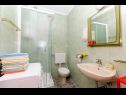 Апартаменты Sim - 130 m from sea: A1 Zuti(2+2), A2 Crveni(2+2) Бол - Остров Брач  - Апартамент - A2 Crveni(2+2): ванная комната с туалетом