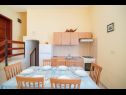 Апартаменты Orange - 30m from beach : A1(4) Постира - Остров Брач  - Апартамент - A1(4): кухня и столовая