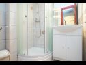 Апартаменты Orange - 30m from beach : A1(4) Постира - Остров Брач  - Апартамент - A1(4): ванная комната с туалетом