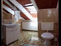 Апартаменты Damir - 80 m from beach: A1(4), A2(2+2) Постира - Остров Брач  - Апартамент - A2(2+2): ванная комната с туалетом