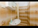 Апартаменты Gogi - 130 m from sea: SA2(2), A1(2) Постира - Остров Брач  - Студия- апартамент - SA2(2): ванная комната с туалетом