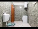 Апартаменты Brane - Economy Apartments: A1(4), A2(2) Постира - Остров Брач  - Апартамент - A1(4): ванная комната с туалетом